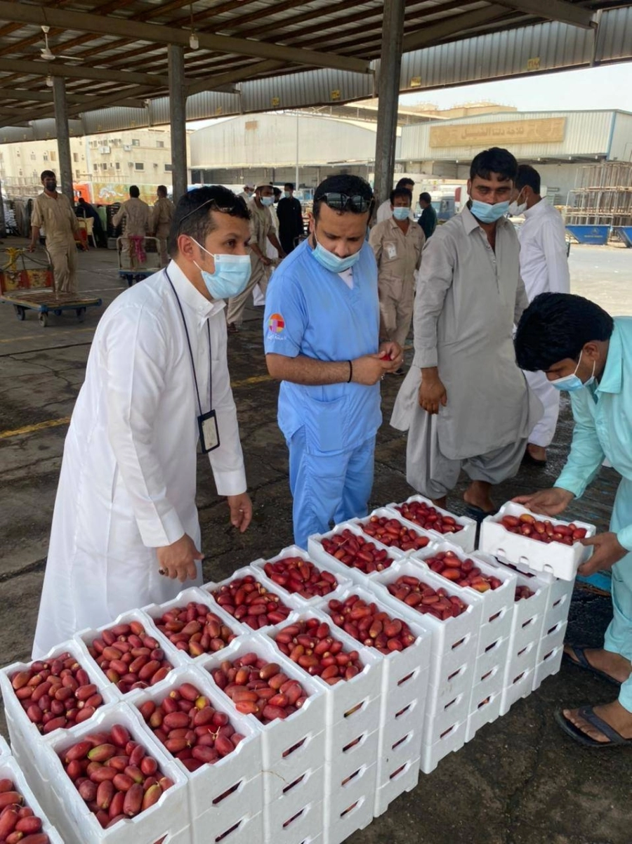 






معاينة تمور في أحد أسواق مكة