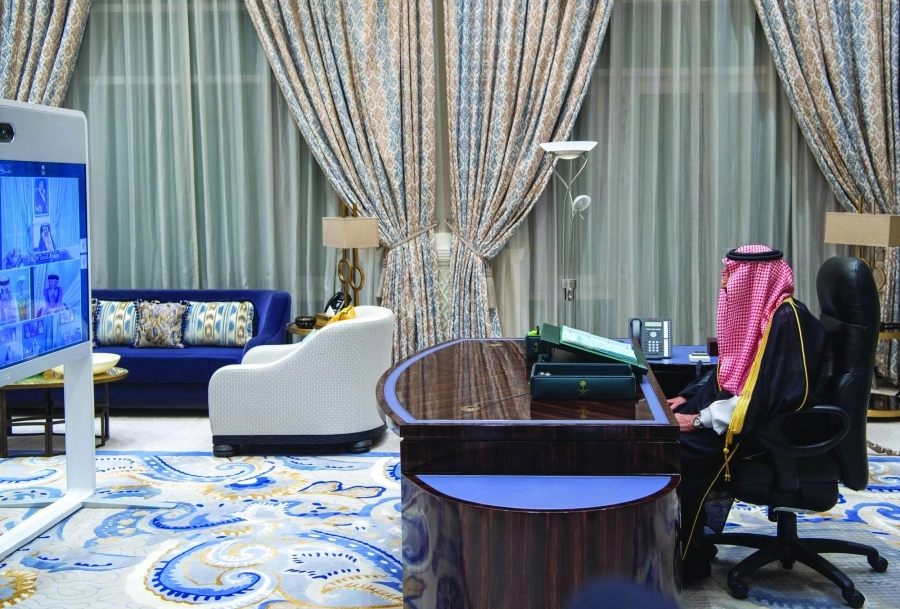 الملك سلمان خلال ترؤسه جلسة مجلس الوزراء عبر الاتصال المرئي                         (واس)    