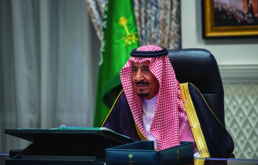 الملك سلمان خلال ترؤسه جلسة مجلس الوزراء عبر الاتصال المرئي                         (واس).    