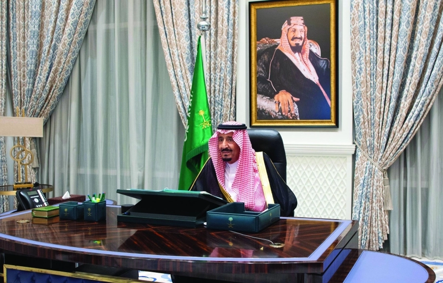 الملك سلمان خلال ترؤسه جلسة مجلس الوزراء عبر الاتصال المرئي                         (واس).       