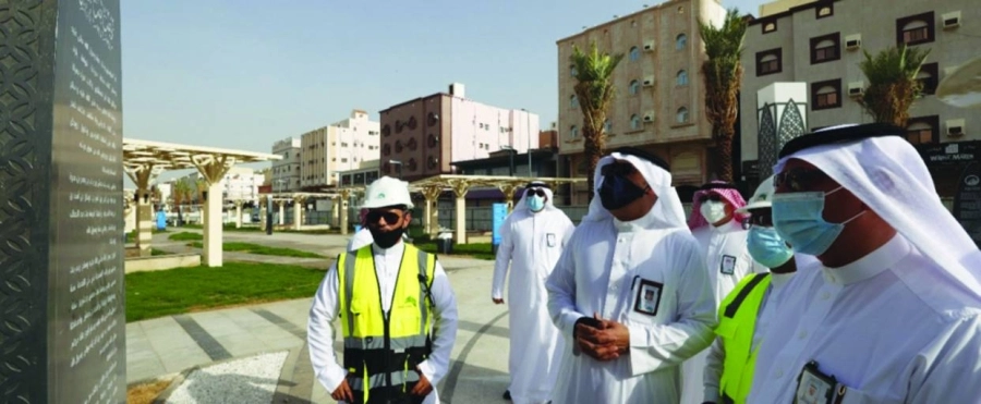 



القويحص خلال جولته في الممشى                                   (مكة)