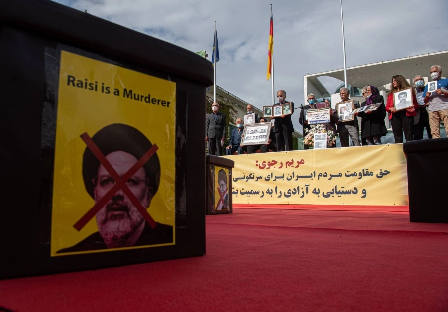 محتجون يرفضون رئيسي (د ب أ)