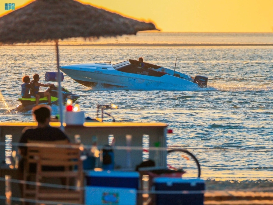 






متنزهون على شاطئ يام                 (مكة)