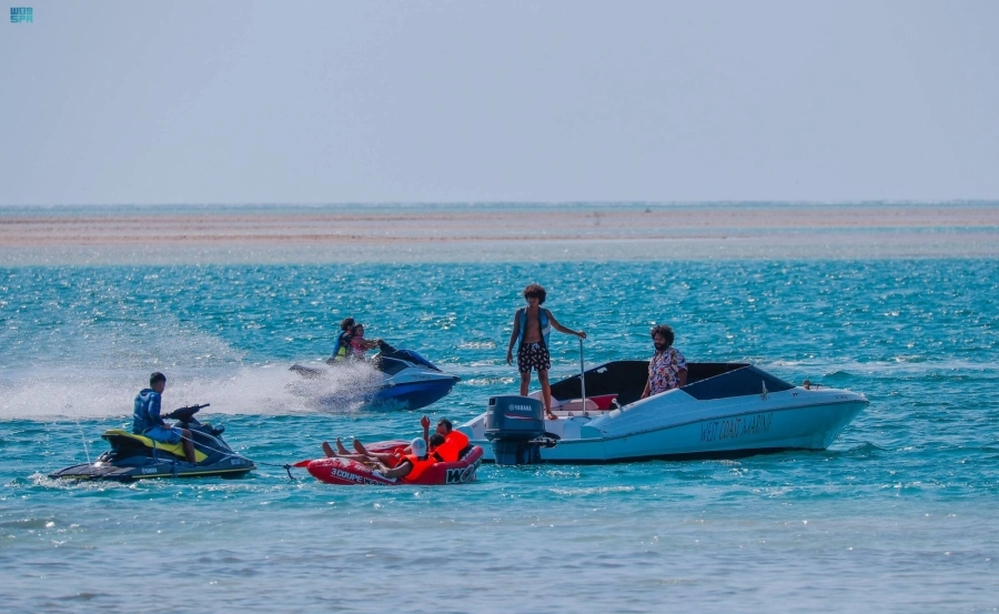 متنزهون على شاطئ يام (مكة)