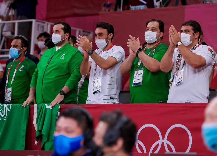 عبدالعزيز بن تركي وفهد بن جلوي يصفقان لحامدي لحظة التتويج   (مكة)