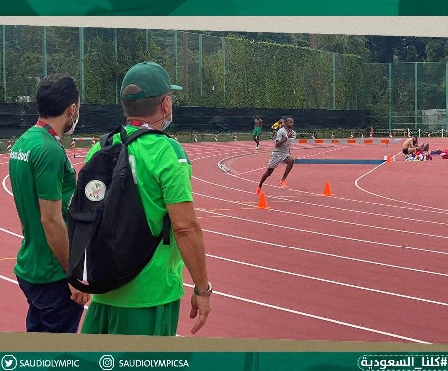 يتابع تحضيرات العداء مازن   (واس)