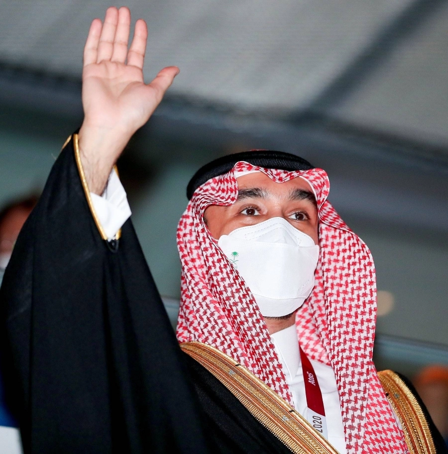 يلقي التحية على الوفد السعودي في طابور الاستعراض  (واس)