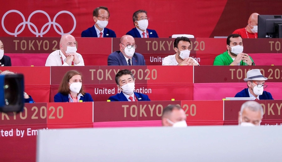 يحضر نزالات طارق حامدي وبجانبه رئيس الاتحاد الدولي لكرة القدم    (واس)