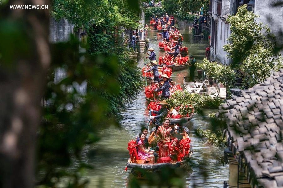 طرق مبتكرة للزواج الجماعي في الصين                                        (مكة)