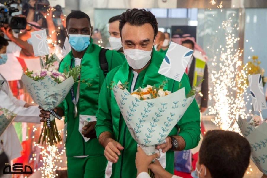 وزير الرياضة وحامدي لحظة الاستقبال بالمطار (ياسر بخش)