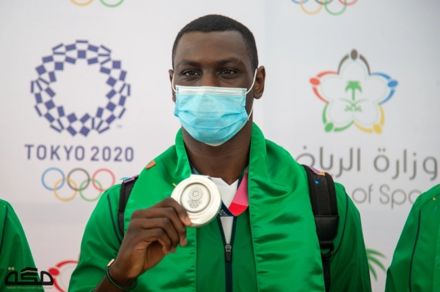 وزير الرياضة وحامدي لحظة الاستقبال بالمطار (ياسر بخش)