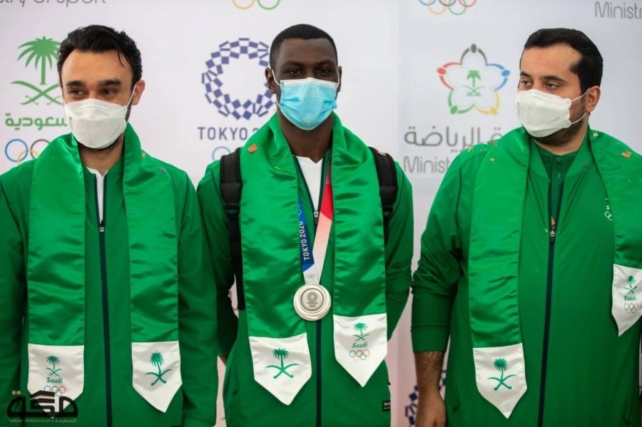 وزير الرياضة وحامدي لحظة الاستقبال بالمطار (ياسر بخش)