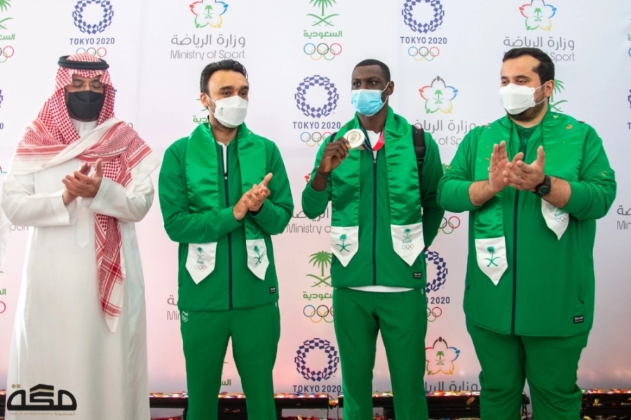 وزير الرياضة وحامدي لحظة الاستقبال بالمطار (ياسر بخش)