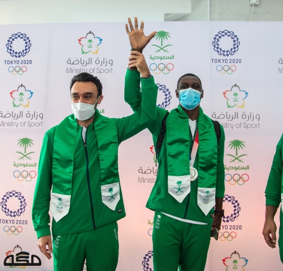 وزير الرياضة وحامدي لحظة الاستقبال بالمطار (ياسر بخش)