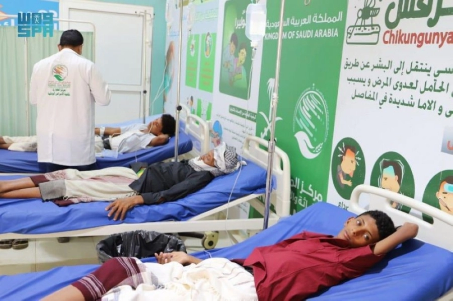 عدد من المرضى يخضعون للكشف             (واس)