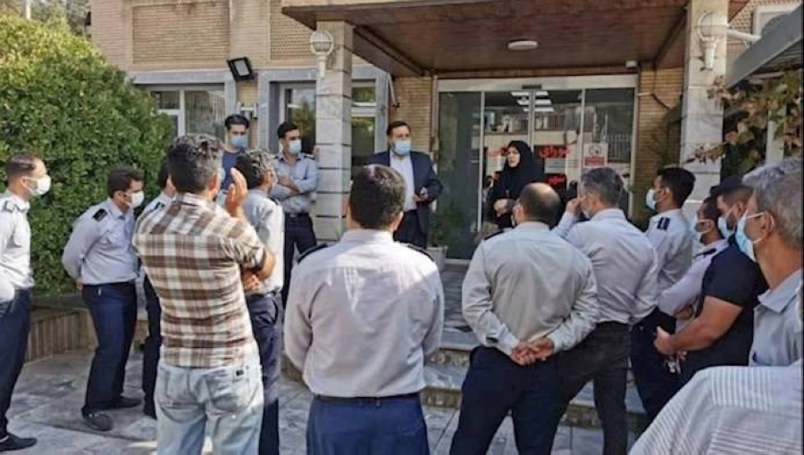 عمال أحد المصانع يضربون عن العمل (مكة)