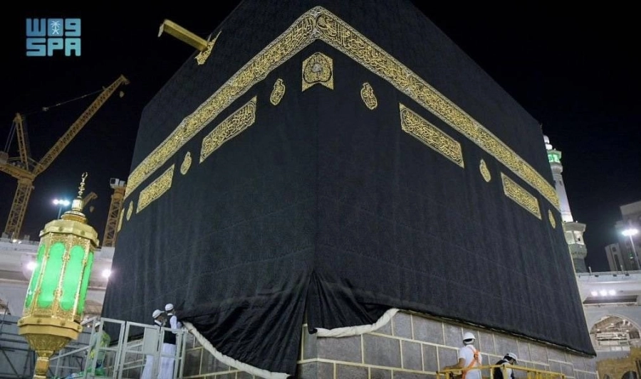 33 متخصصا يسدلون ثوب الكعبة المشرفة (واس)