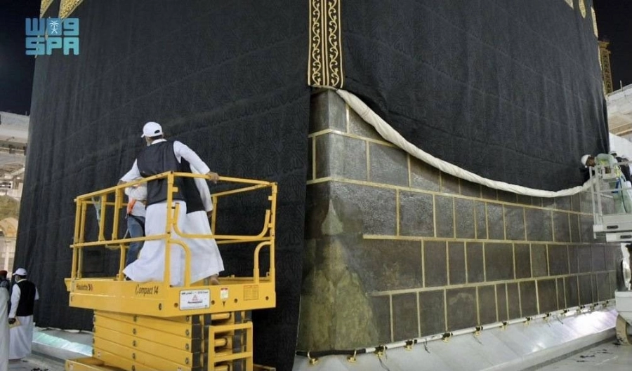 33 متخصصا يسدلون ثوب الكعبة المشرفة (واس)