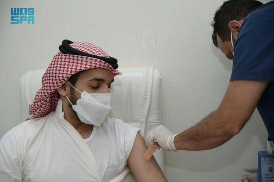 






مواطن يتلقى التطعيم في أحد المراكز                                               (مكة)