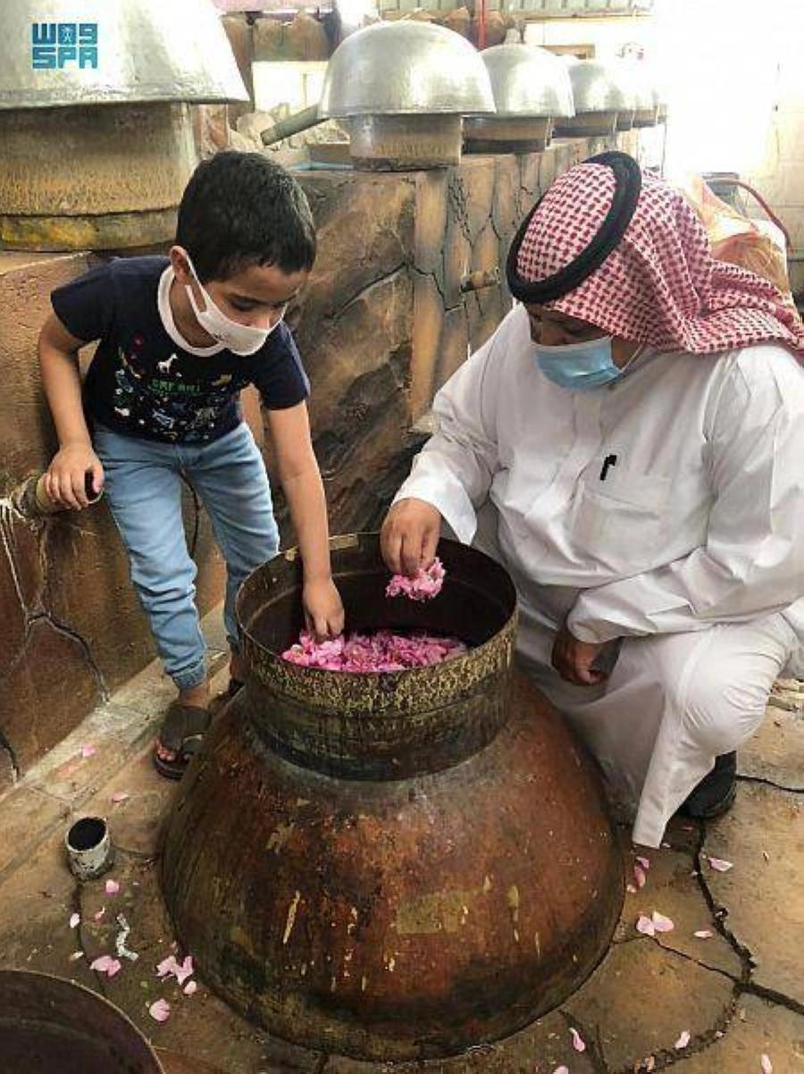 جانب من التعرف على مراحل الإنتاج    (واس)