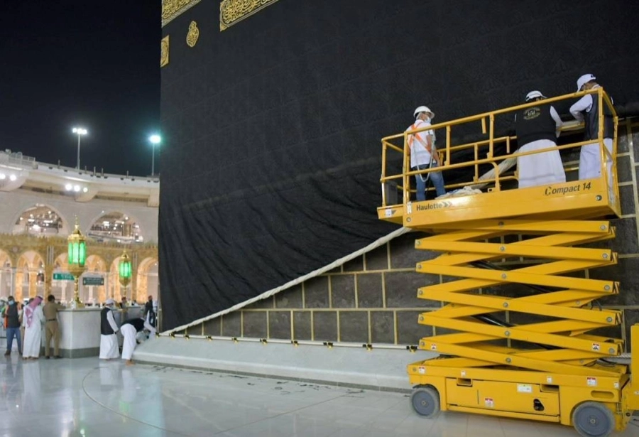 إسدال ثوب الكعبة المشرفة                                                                                  (مكة)