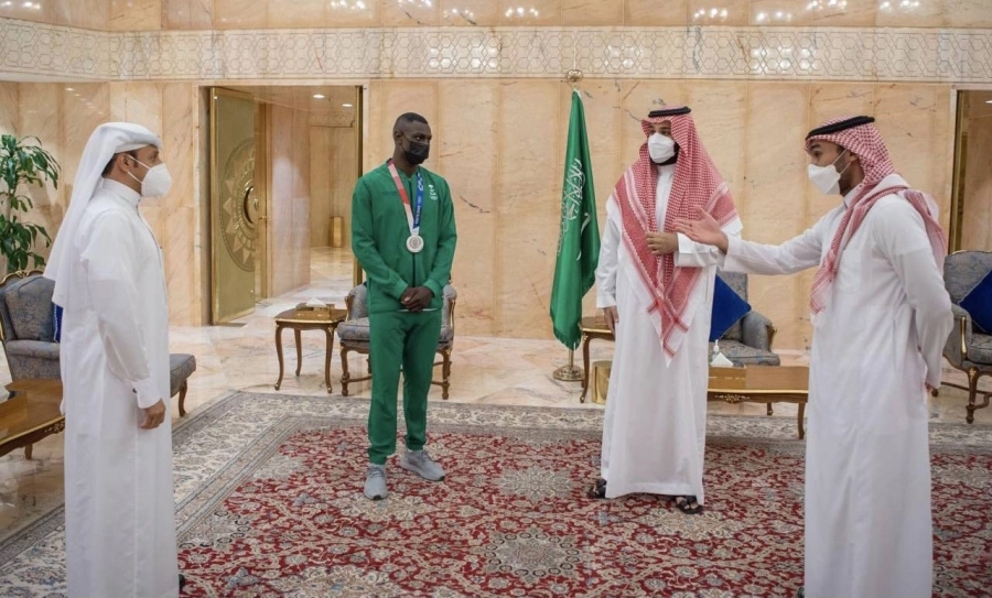 ولي العهد يلتقي اللاعب طارق حامدي الحائز على الميدالية الفضية في أولمبياد طوكيو 2020 (واس)