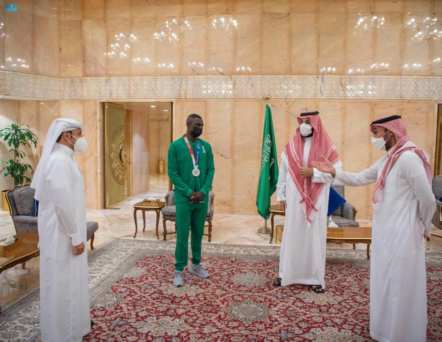 ولي العهد خلال استقباله اللاعب طارق حامدي                                                (واس)