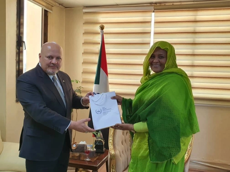 مريم المهدي مع مدعي المحكمة الدولية               (مكة)