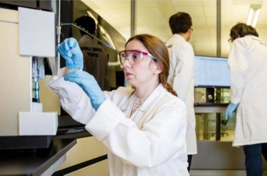 الباحثة دليلة بن صادق، قائدة فريق المختبر الأساسي للعلوم البيولوجية الذي دخل في شراكة تعاونية مع فريق "سعودي فاكس" لدراسة الأجسام المضادة العلاجية وطرق تطوير اللقاح