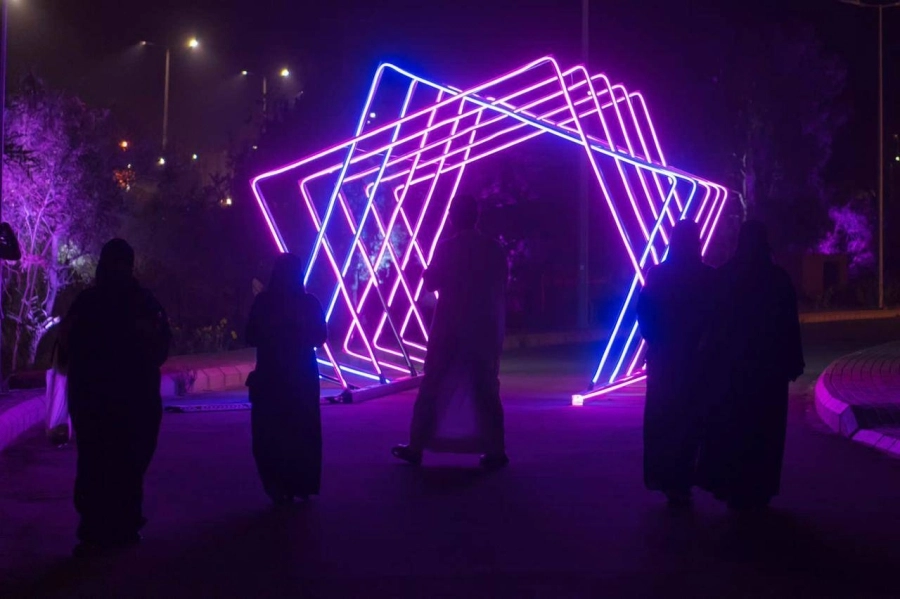 "الحديقة المضيئة" تزين سماء محافظة بلجرشي بالعروض والألوان في "صيف السعودية"