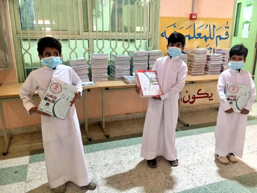 






طلاب يتسلمون الكتب المدرسية                          (مكة)