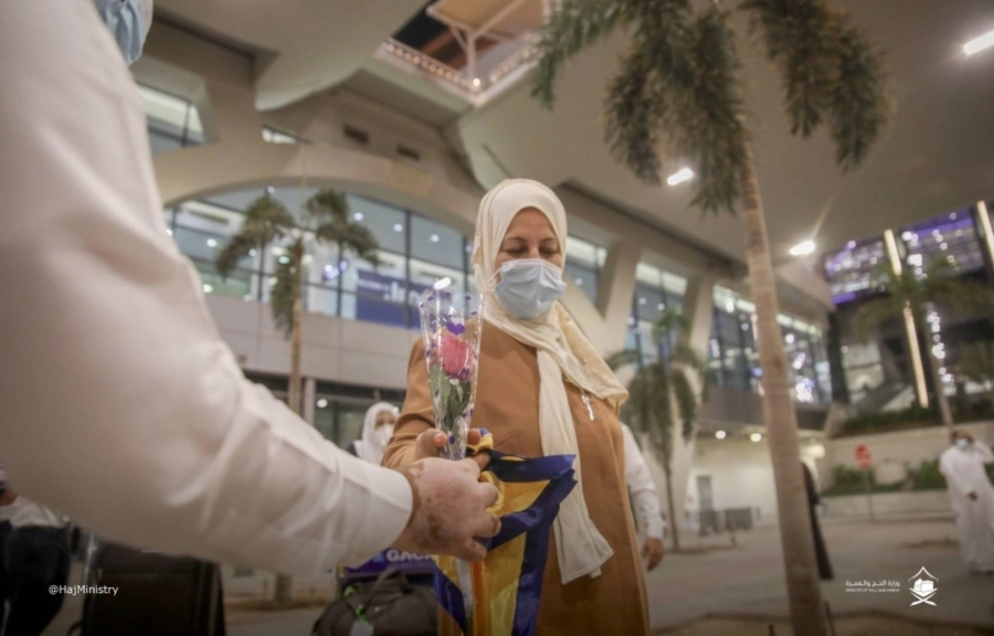 وزارة الحج والعمرة تعلن وصول طلائع المعتمرين القادمين من الخارج وسط تطبيق الإجراءات الاحترازية