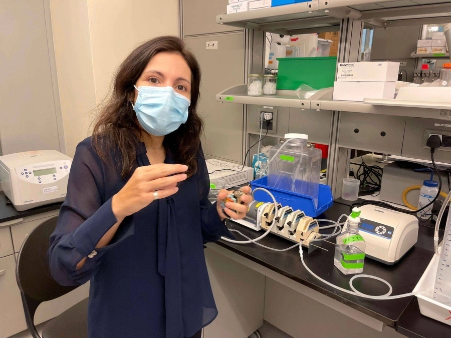 تناقش د. راكيل بيكسوتو، الدور المهم الذي تلعبه المُعينات الحيوية في تعافي الشعاب المرجانية في مختبر الأحياء الدقيقة البحرية في كاوست