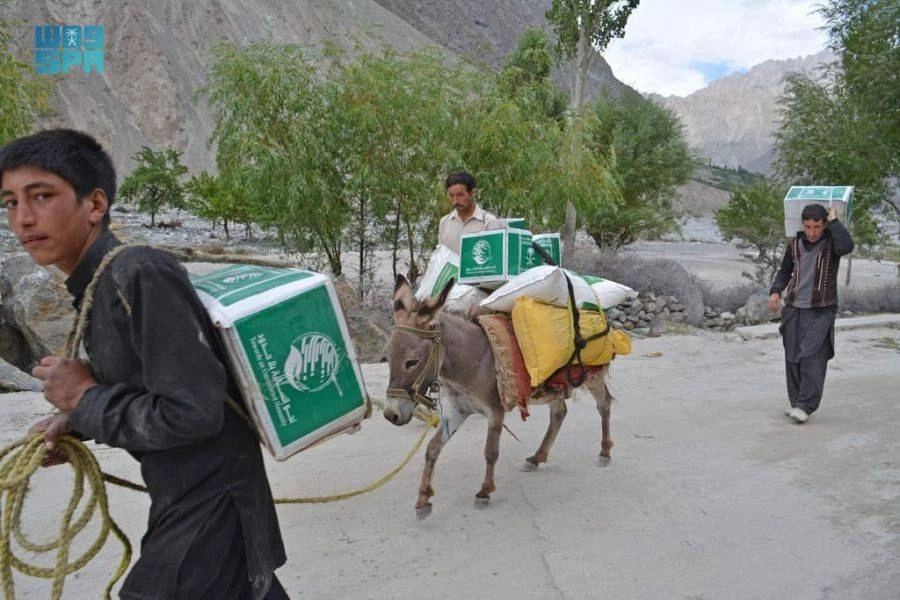 يستخدمون الحمار لحمل المساعدات (واس)