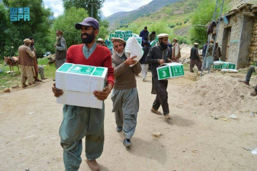 






من توزيع المساعدات في قرى باكستان                                                           (واس)