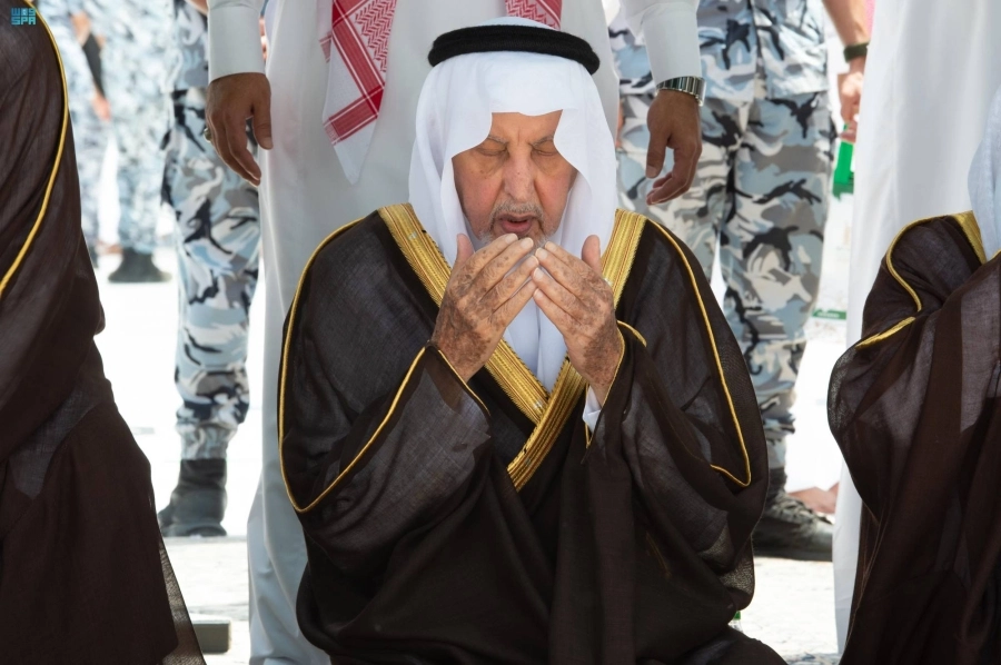 خالد الفيصل عقب غسل الكعبة         (مكة)