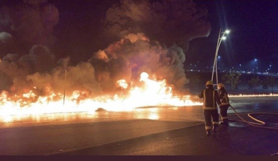 فرق الدفاع المدني خلال إخماد الحريق                                                                                                 (مكة)