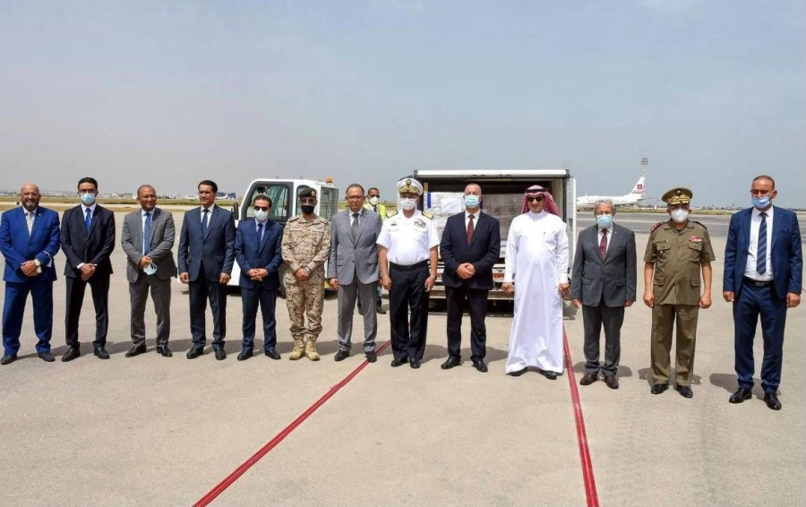 مسؤولو الحكومة التونسية في استقبال طائرة الشحن الإغاثية        (مكة)