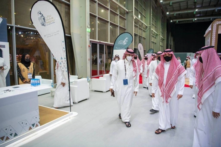 أثناء زيارته لنادي الصقور