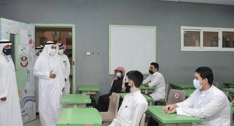 وقف مدير عام تعليم جدة الدكتور سعد المسعودي، ميدانياً اليوم، على انطلاقة العام الدراسي الجديد وسير العملية التعليمية في عدد من مدارس جدة يرافقه مدير مكتب التعليم بشمال جدة حميد الغامدي وعدد من القيادات التربوية، وشهد المسعودي انطلاقة اليوم الدراسي وعودة الطلاب والطالبات لمقاعد الدراسة بمتوسطة الحسن بن علي وثانوية خالد بن الوليد، وسط منظومة متكاملة من الاجراءات الاحترازية والوقائية.