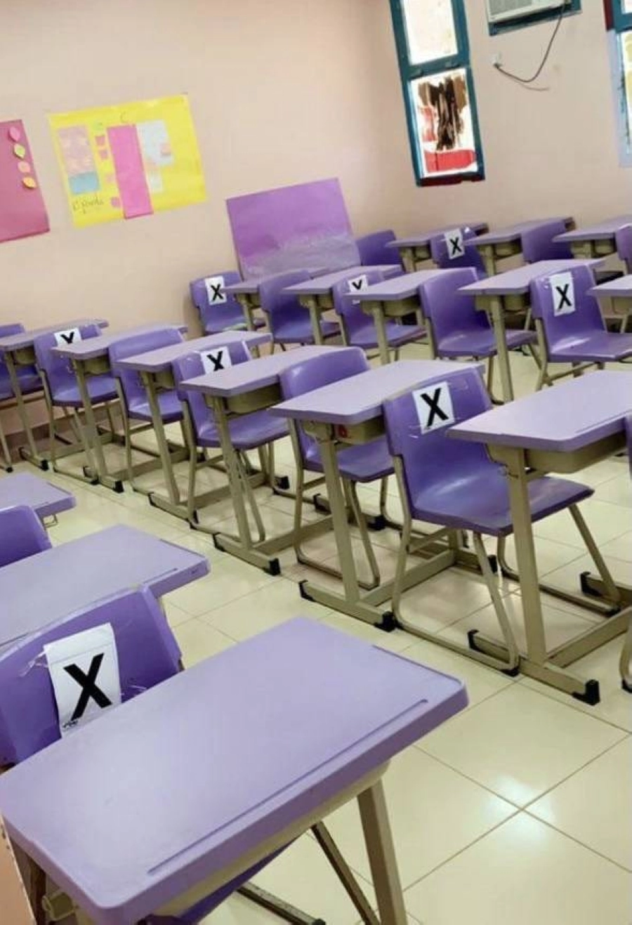 وقف مدير عام تعليم جدة الدكتور سعد المسعودي، ميدانياً اليوم، على انطلاقة العام الدراسي الجديد وسير العملية التعليمية في عدد من مدارس جدة يرافقه مدير مكتب التعليم بشمال جدة حميد الغامدي وعدد من القيادات التربوية، وشهد المسعودي انطلاقة اليوم الدراسي وعودة الطلاب والطالبات لمقاعد الدراسة بمتوسطة الحسن بن علي وثانوية خالد بن الوليد، وسط منظومة متكاملة من الاجراءات الاحترازية والوقائية.