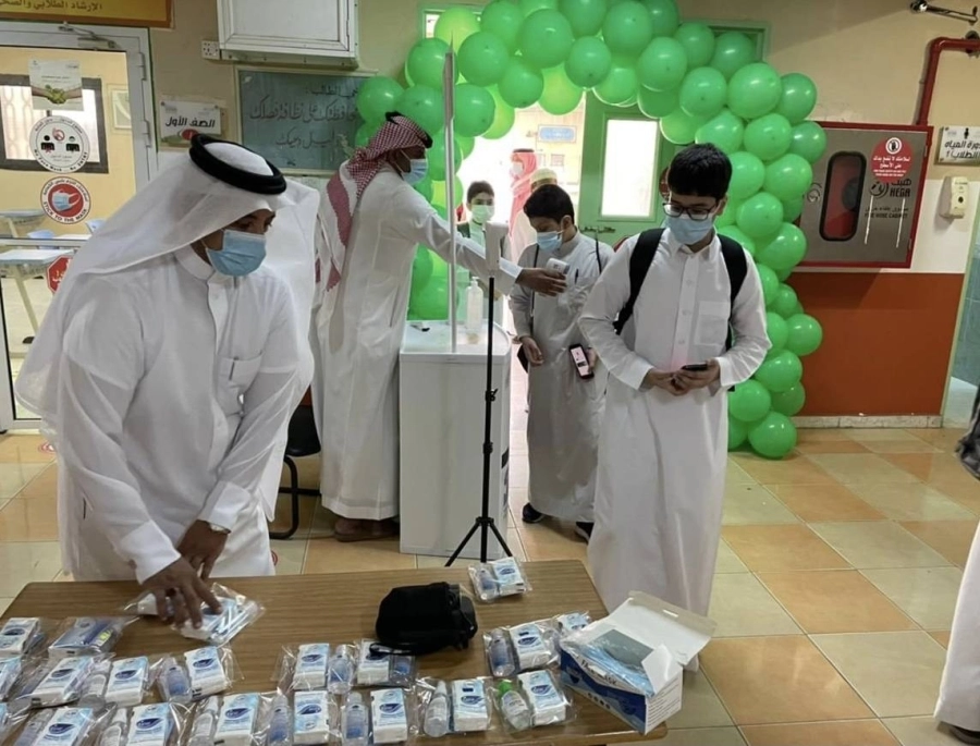 وقف مدير عام تعليم جدة الدكتور سعد المسعودي، ميدانياً اليوم، على انطلاقة العام الدراسي الجديد وسير العملية التعليمية في عدد من مدارس جدة يرافقه مدير مكتب التعليم بشمال جدة حميد الغامدي وعدد من القيادات التربوية، وشهد المسعودي انطلاقة اليوم الدراسي وعودة الطلاب والطالبات لمقاعد الدراسة بمتوسطة الحسن بن علي وثانوية خالد بن الوليد، وسط منظومة متكاملة من الاجراءات الاحترازية والوقائية.