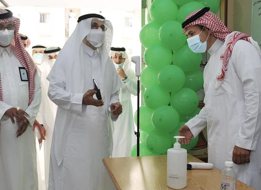 وقف مدير عام تعليم جدة الدكتور سعد المسعودي، ميدانياً اليوم، على انطلاقة العام الدراسي الجديد وسير العملية التعليمية في عدد من مدارس جدة يرافقه مدير مكتب التعليم بشمال جدة حميد الغامدي وعدد من القيادات التربوية، وشهد المسعودي انطلاقة اليوم الدراسي وعودة الطلاب والطالبات لمقاعد الدراسة بمتوسطة الحسن بن علي وثانوية خالد بن الوليد، وسط منظومة متكاملة من الاجراءات الاحترازية والوقائية.