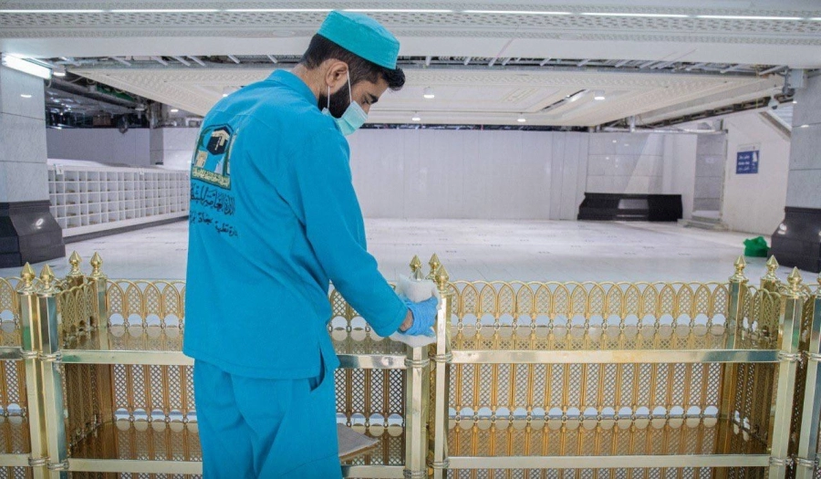 عامل أثناء تلميع الدواليب                         (مكة)