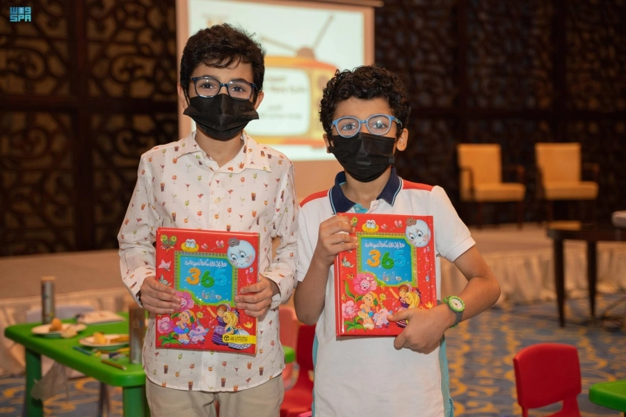 طفلان خلال مشاركتهما في الفعاليات                  (مكة)