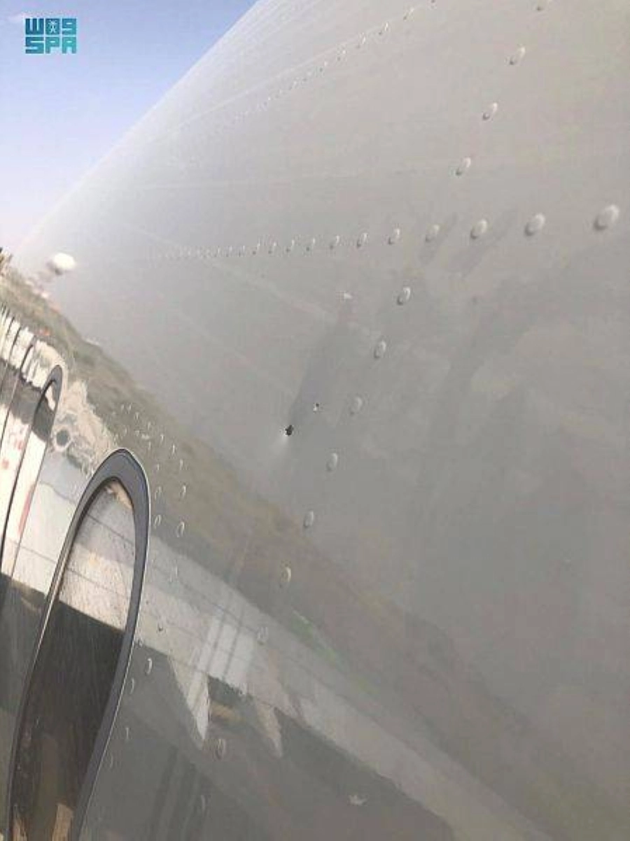 






الطائرة المدنية المتضررة  