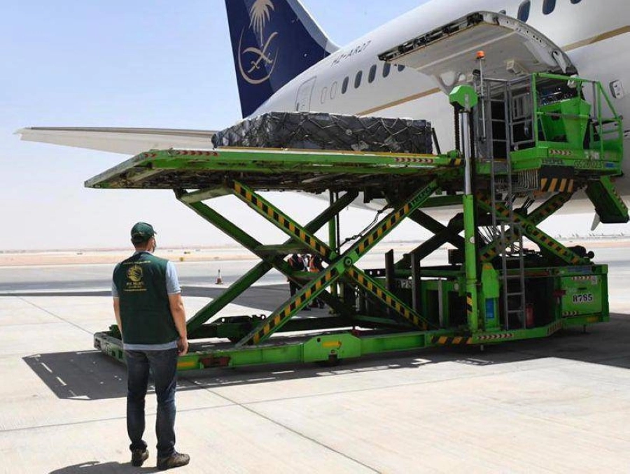 طائرة المساعدات خلال شحنها بالدفعة الأولى من الأكسجين ومستلزماته                (واس)