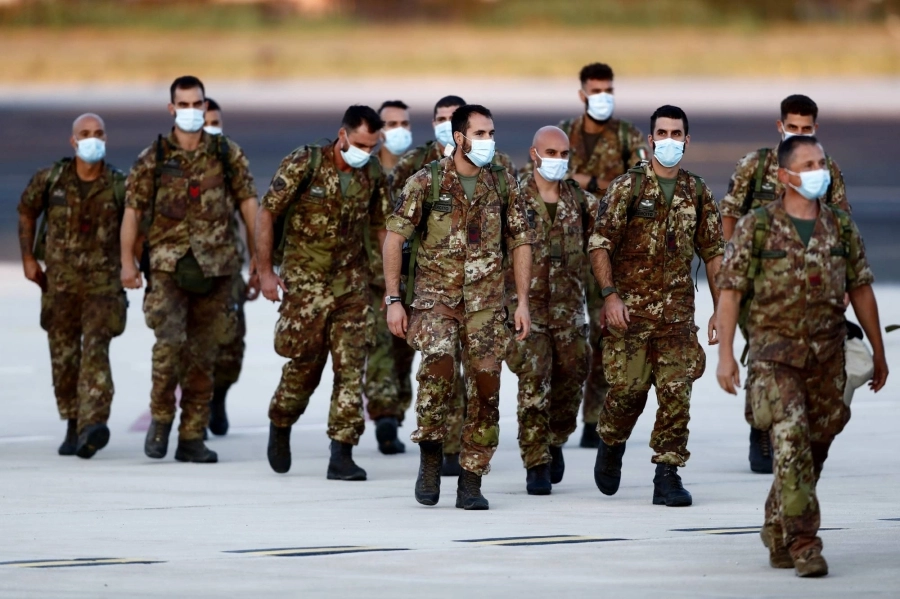 جنود عائدون من أفغانستان بعد استيلاء طالبان عليها             (د ب أ)