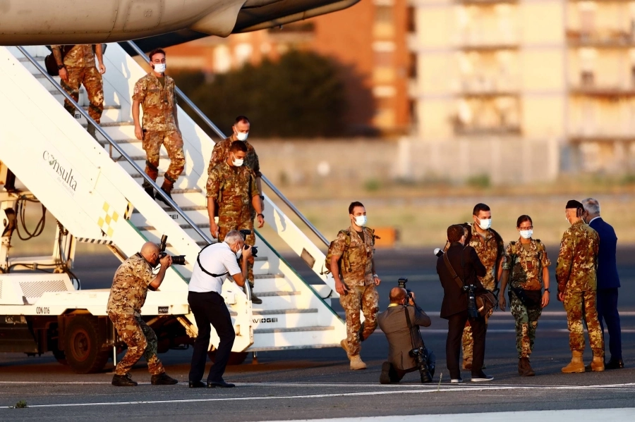 من عمليات إجلاء العسكريين من كابول             (د ب أ)