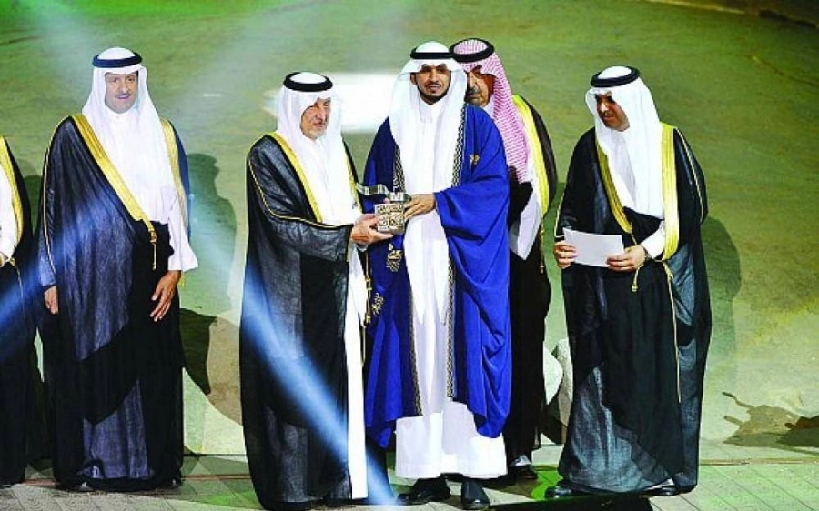 






خالد الفيصل يسلم عيسى جرابا جائزة سوق عكاظ 2015         (مكة)